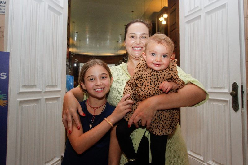 Psicanalista Michelle Roveda, 42, levou Vinci, de 8 anos, e Mia, de 11 meses – Foto: LEO MUNHOZ/ND