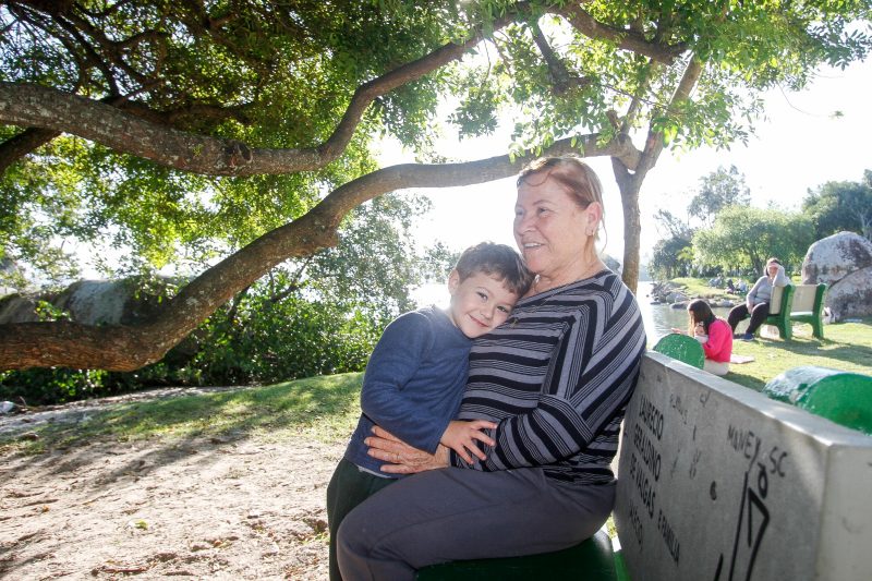 aposentada Ros&acirc;nia Rosa, 64, frequenta o parque com a fam&iacute;lia – Foto: LEO MUNHOZ/DIVULGA&Ccedil;&Atilde;O/ND