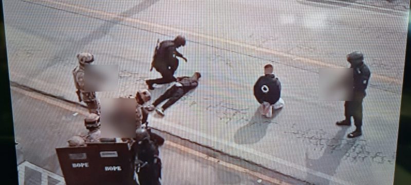 Reféns foram liberados e criminosos presos em flagrante durante assalto em Biguaçu nesta sexta-feira - Foto: Reprodução/NDTV