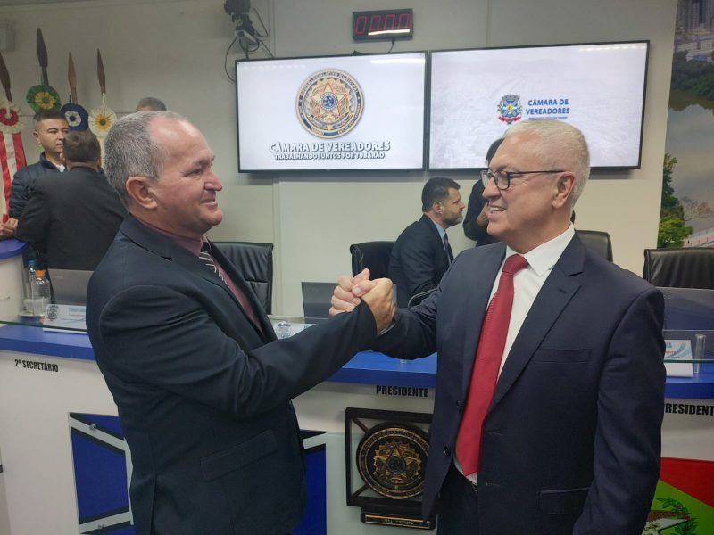 Ao lado de Cascaes, o vice Mois&eacute;s Nunes (PP) comemora vit&oacute;ria em elei&ccedil;&atilde;o indireta realizada no plen&aacute;rio, – Foto: Divulga&ccedil;&atilde;o/Blog do Crispo