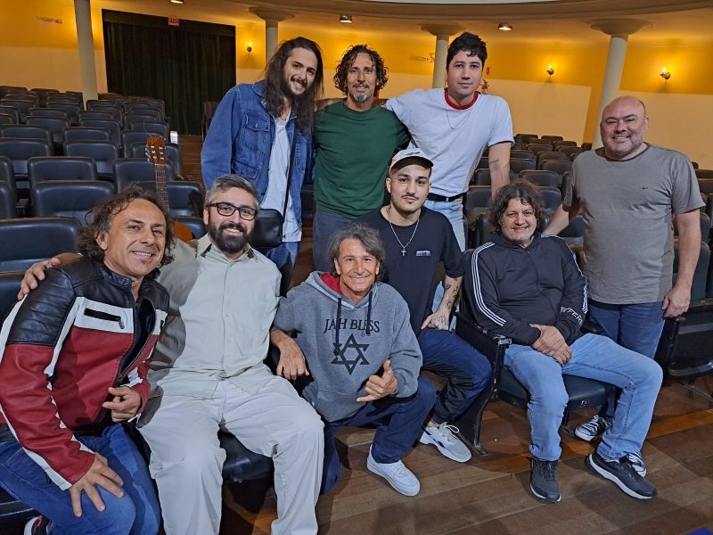 Galera do Dazaranha junto aos integrantes da Banda Jandaia, no Teatro &Aacute;lvaro de Carvalho, em Florian&oacute;polis – Foto: Marcelo Cabral/ND