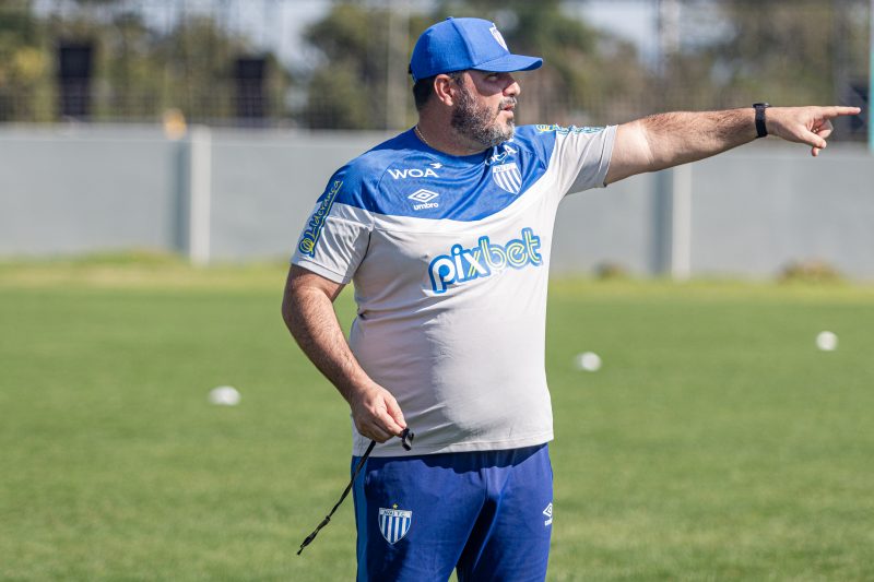 Eduardo Barroca comandou atividade com os atletas do Avaí no CFA nesta segunda-feira