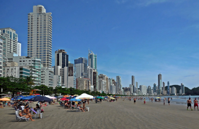 Imagem da praia Central de Balneário Camboriú