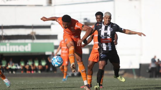 Jogo do Luton cancelado após Tom Lockyer desmaiar em campo