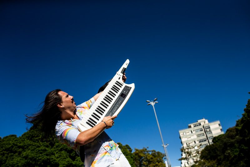 Bernardo Flesch, o Bez&atilde;o, vai tocar suas composi&ccedil;&otilde;es com influ&ecirc;ncias que v&atilde;o do rock aos ritmos brasileiros – Foto: divulga&ccedil;&atilde;o