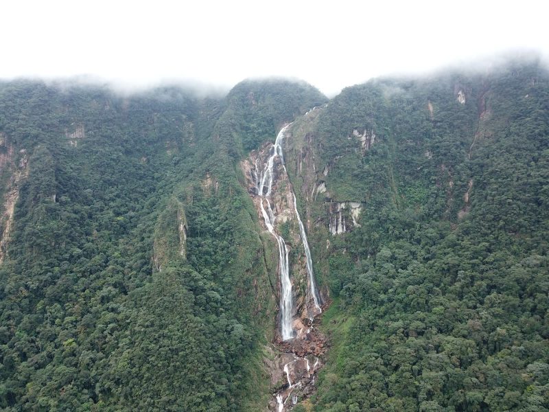 A Cachoeira do Rio Quiriri tem 180 metros de altura, divididos em tr&ecirc;s quedas – Foto: Pira&iacute; Turismo de Aventura/Divulga&ccedil;&atilde;o