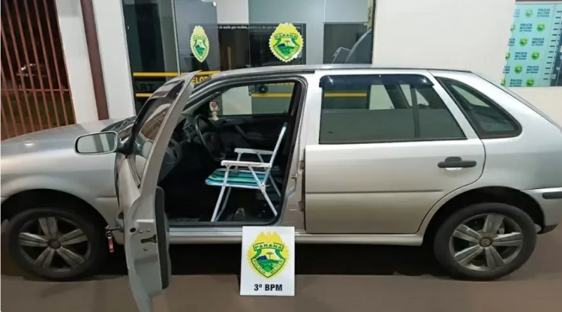 Homem é flagrado em blitz utilizando cadeira de praia no lugar do assento para dirigir o carro - Foto: PMPR/Divulgação/ND