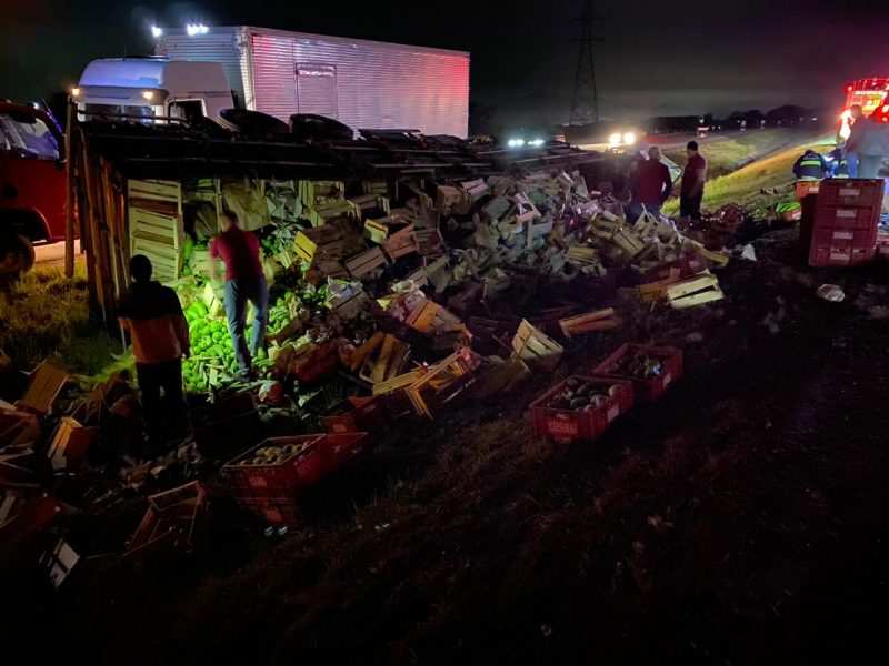 Caminhão carregado de frutas tomba na BR-470 e motorista fica ferido 