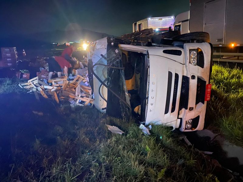 Caminhão tombou na madrugada desta segunda-feira (14) na BR-470, em Ilhota 