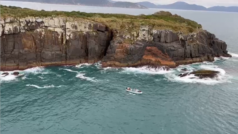 Avião e helicóptero se juntam no 3º dia de busca por embarcação em Florianópolis