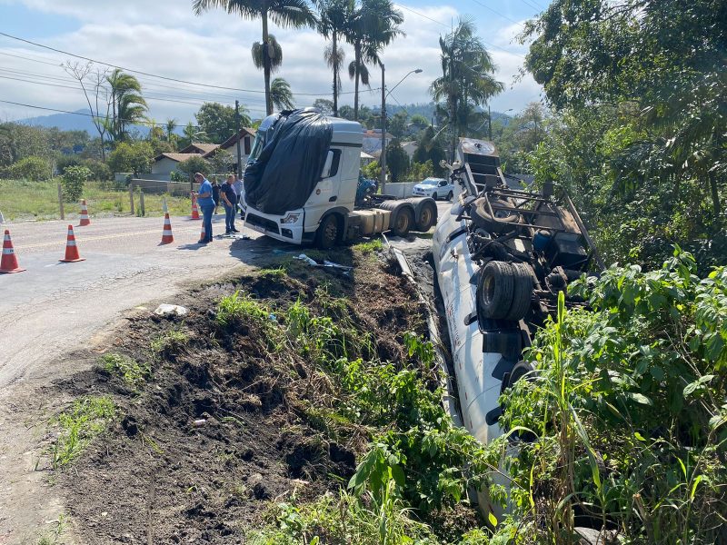 Segundo a equipe da NDTV que esteve no local na manhã desta quinta-feira (17), a carreta deverá ser removida nesta tarde 