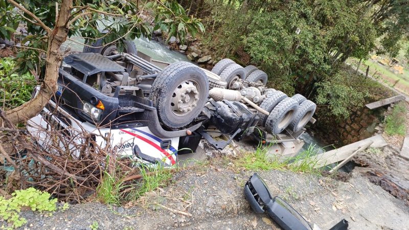 O motorista da carreta foi conduzido ao hospital para avaliação médica 