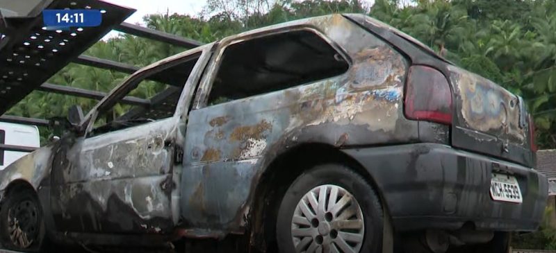 O carro ficou completamente destruido por conta das chamas; veja imagens 