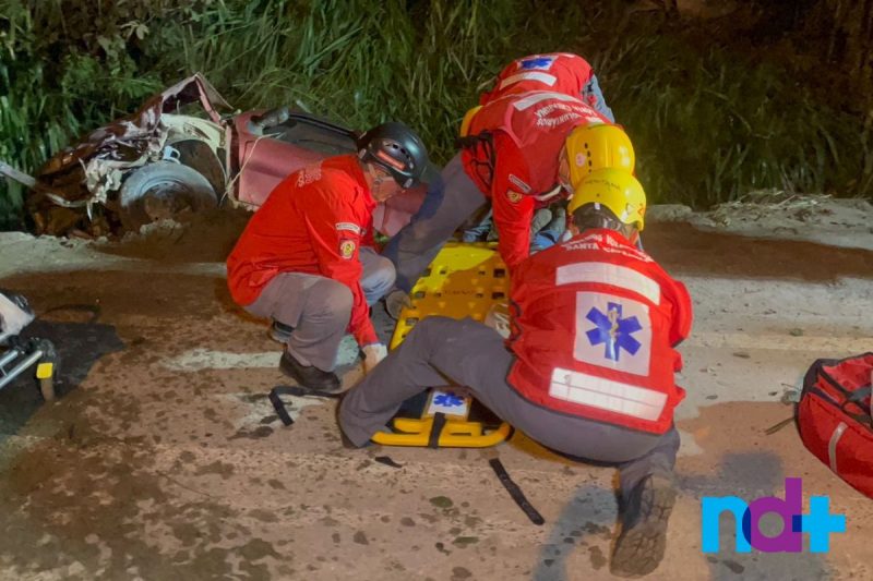 Carro ficou destru&iacute;do ap&oacute;s o acidente – Foto: Ricardo Alves/NDTV