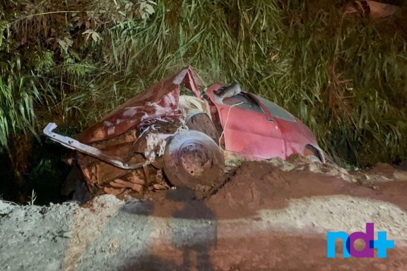 Carro ficou destru&iacute;do ap&oacute;s o acidente – Foto: Ricardo Alves/NDTV