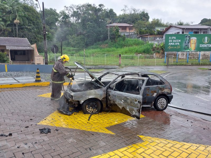 Motorista para em posto de gasolina e carro pega fogo em Blumenau 