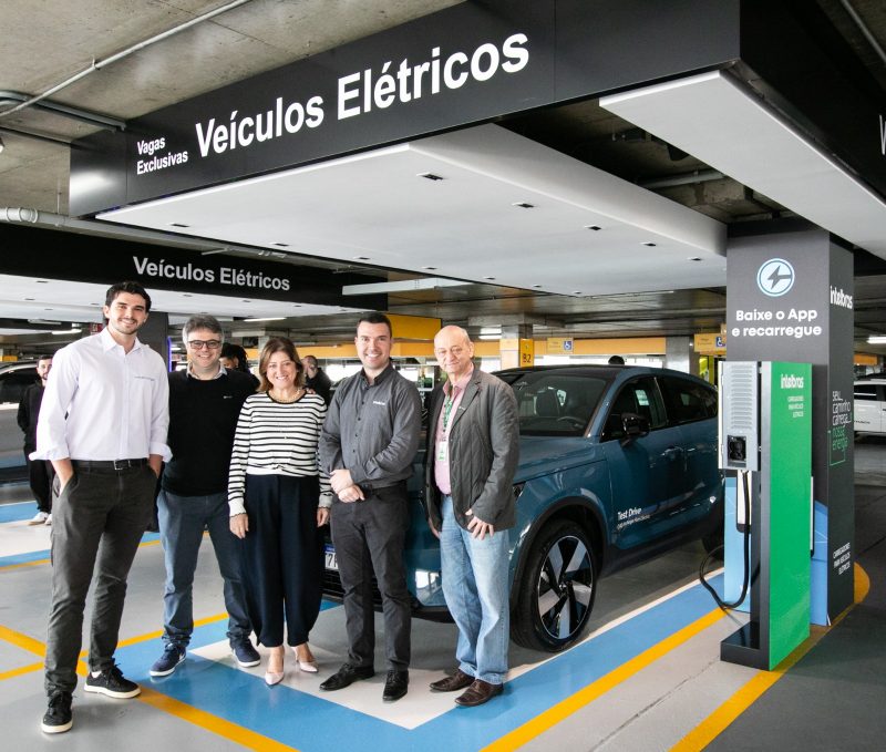 Da esquerda para a direita: Matheus Maia, gerente da WeCharge; CArlos Pamplona Jr., gerente de marketing do Beiramar Shopping; Leila Martins, superintendente do Beiramar Shopping; Matheus Luiz Rodrigues, gerente do segmento de carregadores para carros el&eacute;tricos da Intelbras; e Fritz Gohring, gerente operacional do Beiramar Shopping – Foto: Divulga&ccedil;&atilde;o/ND