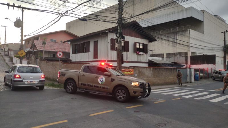 Equipe policial encontra explosivos em carro e casa de Blumenau
