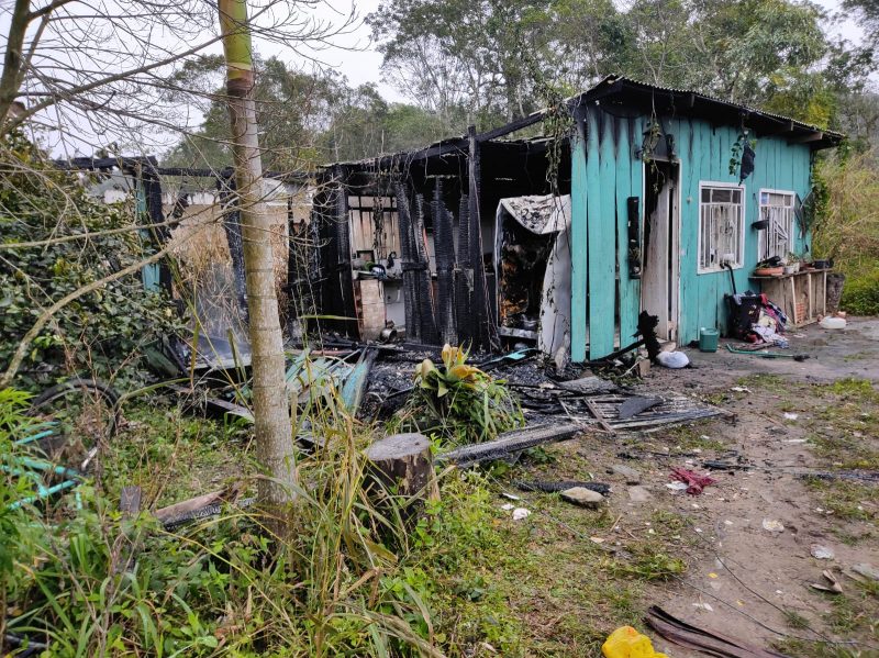 Casa de madeira foi consumida pelo fogo e fam&iacute;lia pede doa&ccedil;&otilde;es – Foto: Internet/Reprodu&ccedil;&atilde;o/ND