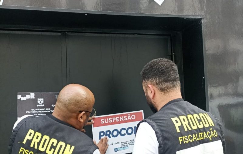 Casa noturna vende ingressos para festa mesmo interditada e é suspensa pelo Procon