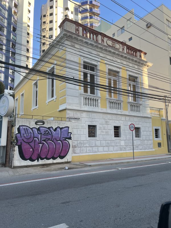 Casar&atilde;o situado na Agron&ocirc;mica passa por restaura&ccedil;&atilde;o – Foto: Moacir Pereira