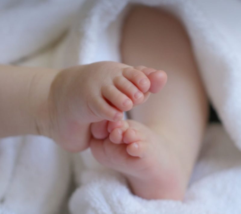 Casal vende filho de oito meses para comprar iphone 14 e m&atilde;e termina presa – Foto: Divulga&ccedil;&atilde;o/ Reprodu&ccedil;&atilde;o/ND