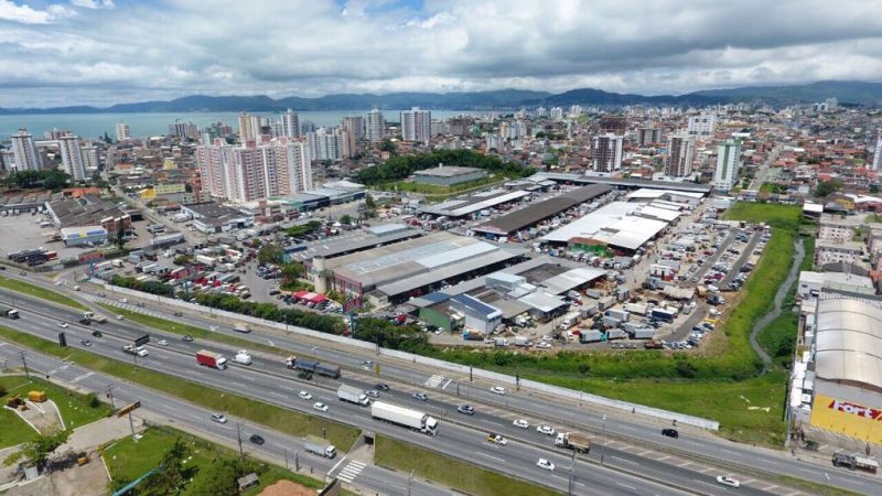 Unidade do Ceasa, em S&atilde;o Jos&eacute;, est&aacute; cercada de &aacute;rea residencial, que impossibilita expans&atilde;o – Foto: Ceasa/Divulga&ccedil;&atilde;o/ND