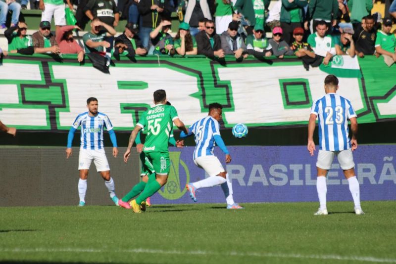 Ava&iacute; criou as melhores chances do primeiro tempo. Chapecoense melhorou na segunda etapa. Empate justo em Chapec&oacute; – Foto: Rafael Xavier/Ava&iacute; F.C/ND