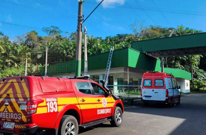 Homem estava realizando a manutenção de calhas do telhado da empresa quando levou o choque elétrico e caiu 