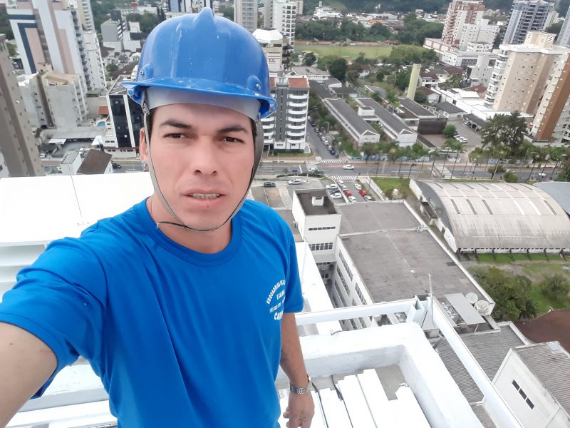 Trabalhador morreu no hospital nesta terça-feira (15), em Blumenau 