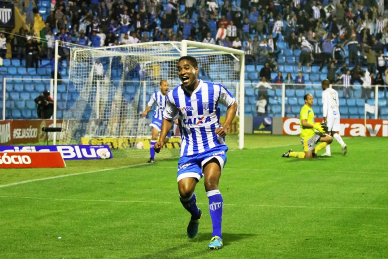 Cleber Santana &eacute; o artilheiro do Ava&iacute; nos jogos contra times de SC – Foto: Jamira Furlani/Ava&iacute; FC/ND