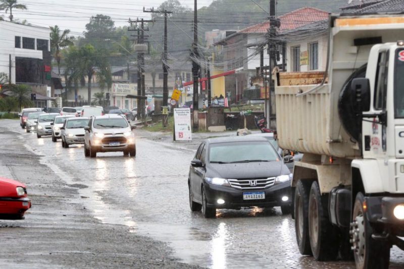 Parte do trecho que receberá o asfalto, hoje, tem paralelepípedo