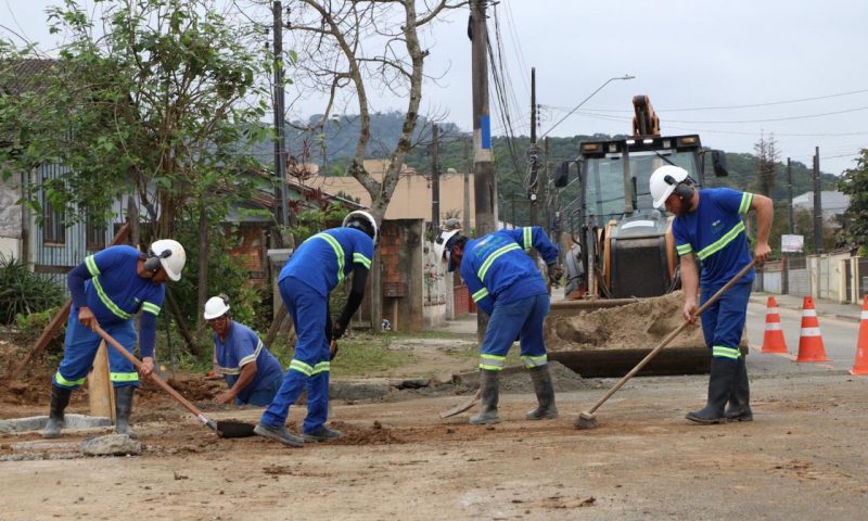 Obras na rua São Paulo começaram em abril e terminaram em agosto. Já no Paranaguamirim, começaram em julho e terminaram no mês seguinte &#8211; Foto: Companhia Águas de Joinville/Divulgação