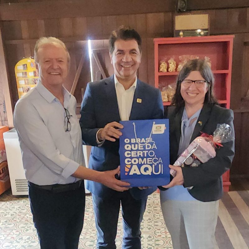 A nova C&ocirc;nsul Americana em Porto Alegre, Carrie Muntean esteve com o Secret&aacute;rio de Educa&ccedil;&atilde;o de Crici&uacute;ma, Celito Cardoso e o prefeito Cl&eacute;sio Salvaro. – Foto: Divulga&ccedil;&atilde;o