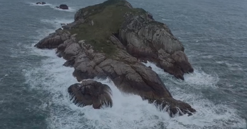 Equipes do Corpo de Bombeiros encontraram o corpo de um homem ainda não identificado próximo as praias dos Ingleses e Santinho, área de busca pelos pescadores desaparecidos