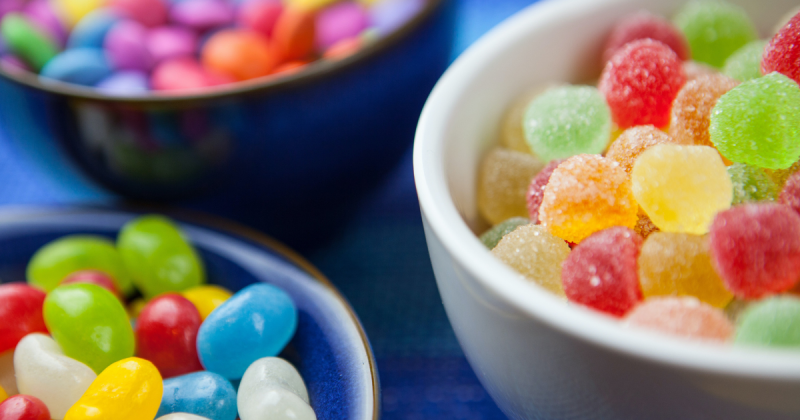 Pais e especialistas fazem alerta para o tipo de conteúdo influenciando o consumo de guloseimas contendo excesso de açúcares