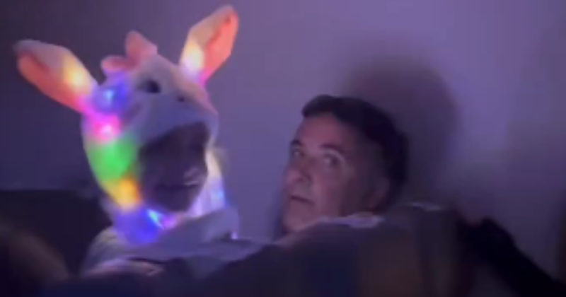 Vídeo publicado nas redes foi visto mais de 8 milhões de vezes e os pais foram xingados nos comentários por causa da fantasia de coelho 