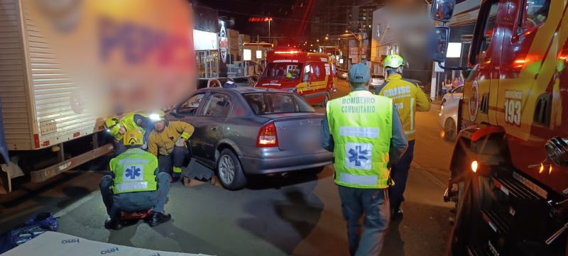 O carro ficou sem bateria no meio da rua. 