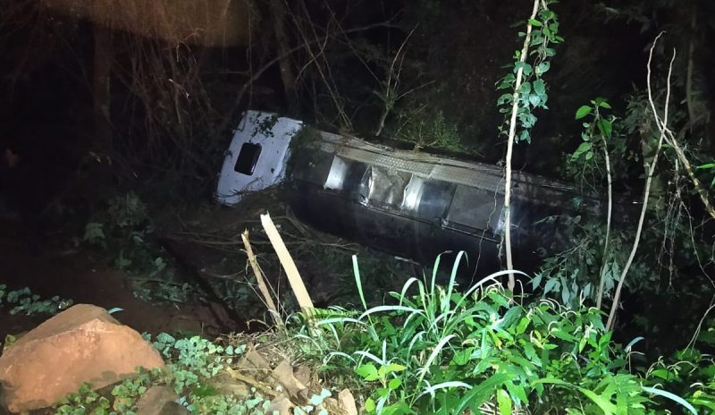 O caminhão ficou pendurado em árvores após cair em uma ribanceira.