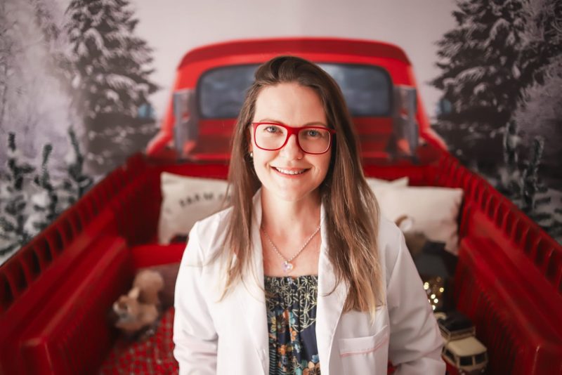 Se eu sinto uma necessidade de saber algo, eun&atilde;o sou daquela que vai no Google e procuraum conceito. Aprendi a buscar uma forma&ccedil;&atilde;o,uma base que pudesse me dar sustenta&ccedil;&atilde;o”, diz a professora e neurocientista Ana Paula Schmitt – Foto: Arquivo pessoal/ND