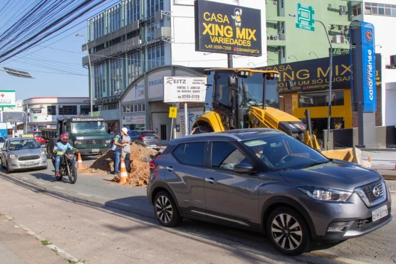 Avenida Leoberto Leal, em S&atilde;o Jos&eacute;, passa por reparos – Foto: DIVULGA&Ccedil;&Atilde;O/PREFEITURA DE S&Atilde;O JOS&Eacute;/ND