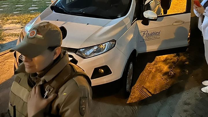 Pol&iacute;cia Militar do Rio Grande do Sul e Conselho Tutelar de Piratini foram acionados para que a menina fosse entregue ao pai – Foto: Pol&iacute;cia Militar de Santa Catarina/Divulga&ccedil;&atilde;o
