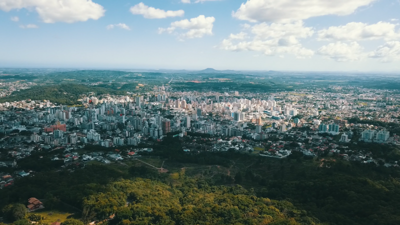 Imagem aérea de Criciúma, cidade destaque na geração de empregos da Região Carbonífera