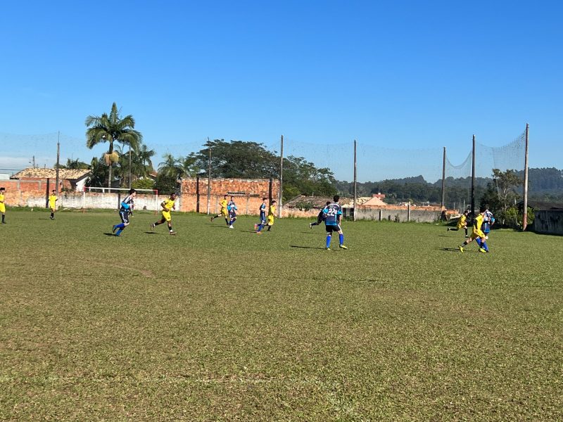 Esportivo com bola para jogar basquete, ouvindo música em fones