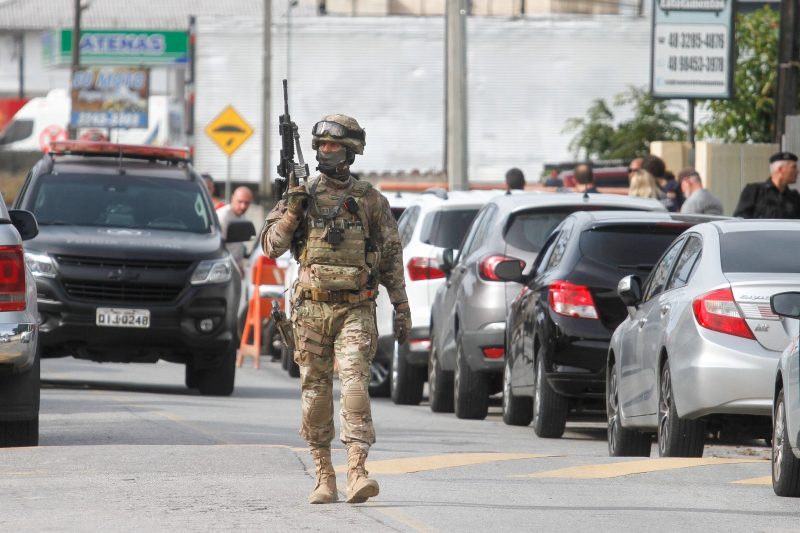 Elite da PM foi acionada para ocorr&ecirc;ncia de assalto em Bigua&ccedil;u – Foto: LEO MUNHOZ/ND