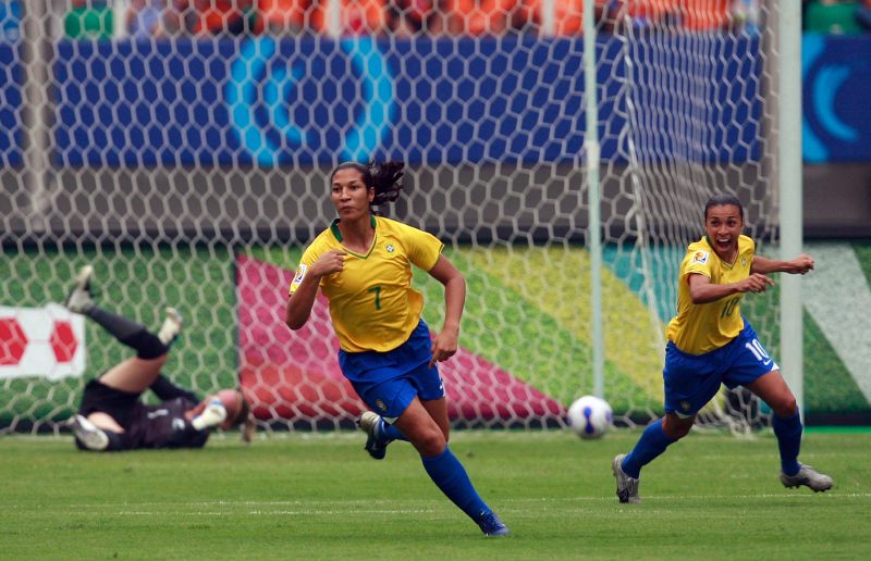 Daniela (7) comemora gol ao lado de Marta; jogadora fez parte de geração histórica do futebol feminino brasileiro