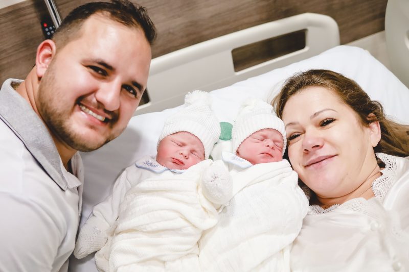 Miguel e Arthur com os pais Iara e Henrique Schwabel – Foto: D&eacute;bora Cunha/Reprodu&ccedil;&atilde;o/ND