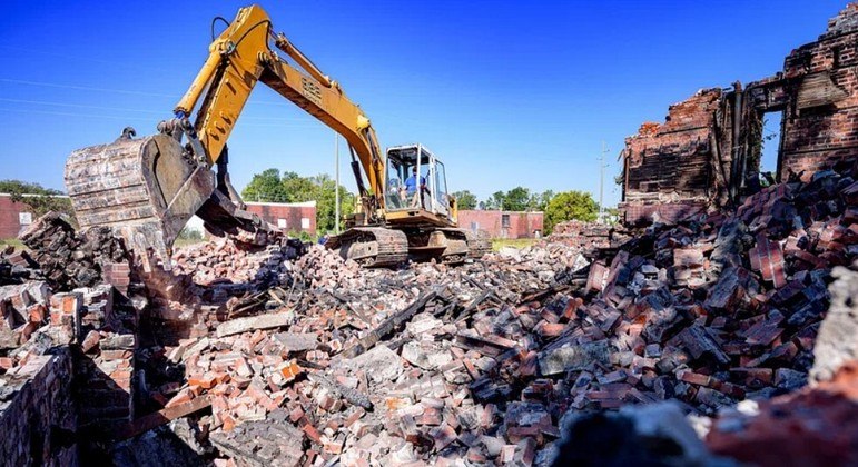 Se o morador não pagar, pode perder o terreno; ele comprou o imovel a pouco tempo 
