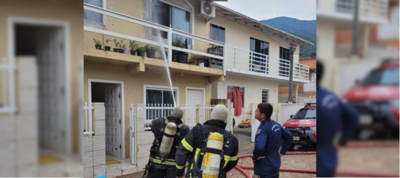 Casa pega fogo na Costeira, no Sul da Ilha – Foto: GMF/Divulga&ccedil;&atilde;o/ND