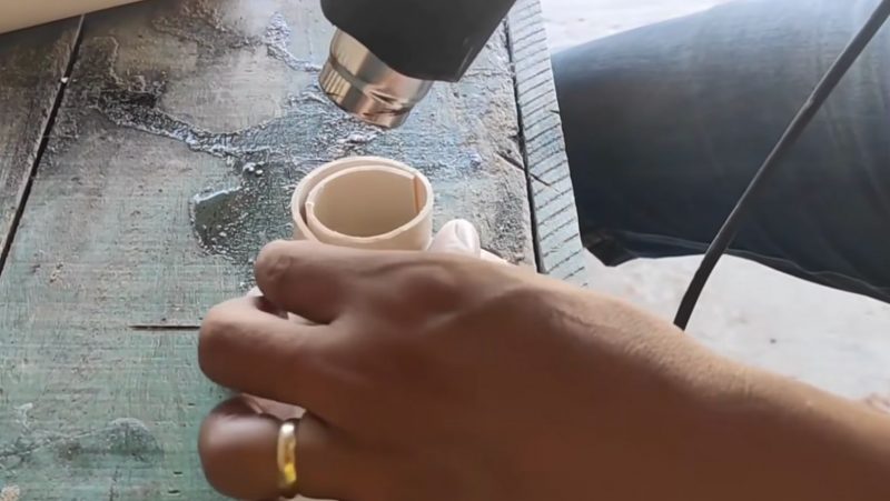 Pedreiro usa cano de PVC para criar ferramenta do dia a dia